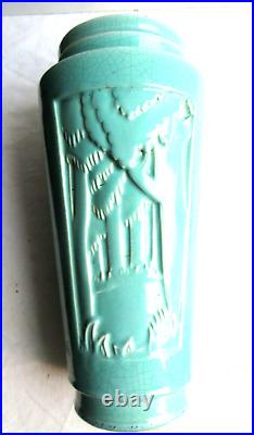 1a12. Vase Art Déco, céramique craquelée vert céladon, signé Femme et arbres