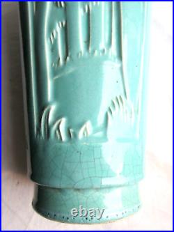 1a12. Vase Art Déco, céramique craquelée vert céladon, signé Femme et arbres