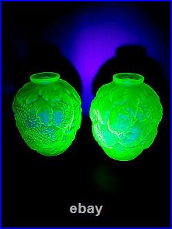 2 Vases Art Déco anciens verre Ouraline moulé pressé France uranium glass 1930