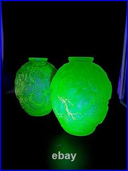 2 Vases Art Déco anciens verre Ouraline moulé pressé France uranium glass 1930