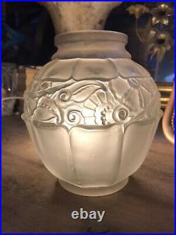 ART DECO Vase en verre pressé moulé. LORRAIN NANCY FRANCE
