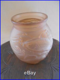Ancien Vase Verre Moulé Pressé Art Déco Représentant des carpes