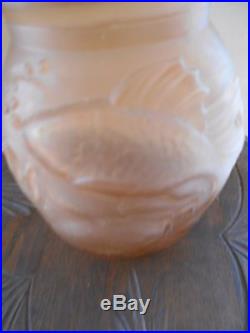 Ancien Vase Verre Moulé Pressé Art Déco Représentant des carpes