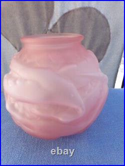 Ancien vase boule Art-Déco en verre rose opalescent-cygogne