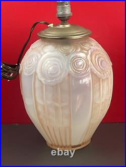 André HUNEBELLE (1896-1985), vase en verre pressé moulé monté en lampe ART-DECO