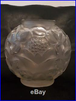 André Hunebelle Très Jolie Vase exotique en Verre Moulé Pressé Art Déco H 16cm