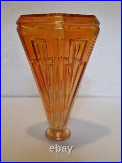 Art déco Grand flacon en verre moulé orange irisé H. 27 cm ca 1930