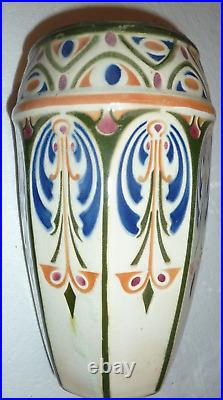 Beau vase art déco en faïence de Saint Clément décor de fleurs stylisées