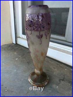 CHARDER / LE VERRE FRANÇAIS Vase de forme balustre à décor de ancolies (39cm)