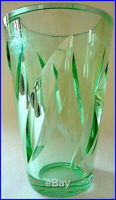DAUM à Nancy vase art-déco en cristal fumé vert à décor végétal stylisé