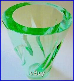 DAUM à Nancy vase art-déco en cristal fumé vert à décor végétal stylisé