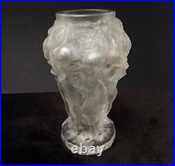DETEL Vase en verre moulé pressé à décor d'une ronde de bacchantes aux raisins