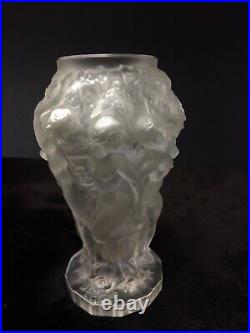 DETEL Vase en verre moulé pressé à décor d'une ronde de bacchantes aux raisins