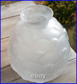 ESPAIVET Vase boule col étranglé en verre moulé pressé, époque Art Déco Ht 20cm