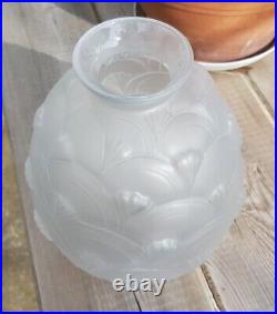 ESPAIVET Vase boule col étranglé en verre moulé pressé, époque Art Déco Ht 20cm