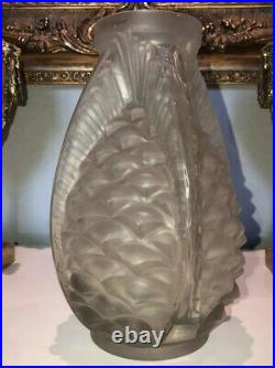 ETLING, vase ART DÉCO à décor de pommes de pin en verre pressé. H 26 cm