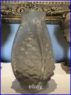 ETLING, vase ART DÉCO à décor de pommes de pin en verre pressé. H 26 cm