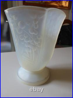 Grand Vase verre opalescent Edmond ETLING modèle Mimosa art déco