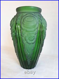 Grand vase Art Déco en verre moulé et sablé dans l'esprit de A Hunebelle
