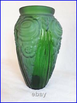 Grand vase Art Déco en verre moulé et sablé dans l'esprit de André Hunebelle
