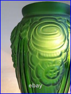 Grand vase Art Déco en verre moulé et sablé dans l'esprit de André Hunebelle