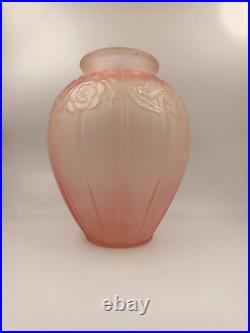 Grand vase Art Déco verre moulé pressé rose poudré décor floral années 1920 1930