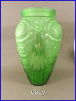 Grand vase art déco en verre pressé moulé vert satiné et brillant à décor floral