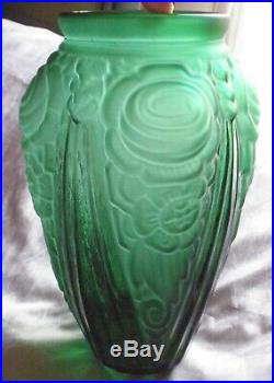 Grand vase art déco verre moulé vert à décor floral dépoli stylisé & draperies