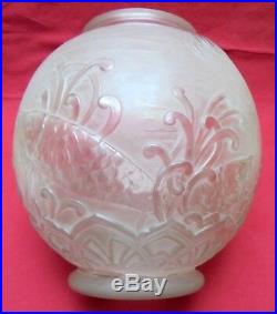Grand vase en verre moulé pressé LORRAIN à décor de poissons Art Déco 1930