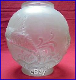 Grand vase en verre moulé pressé LORRAIN à décor de poissons Art Déco 1930