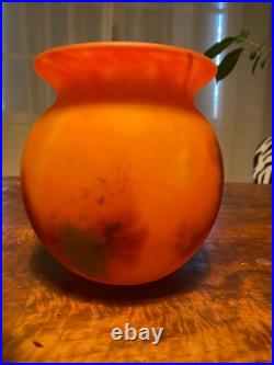 Gros vase ancien signé, forme boule, art déco, en pâte de verre multicouches Gros vase ancien signé, forme boule, art déco, en pâte de verre multicouches