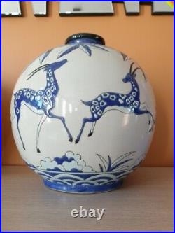 Important vase boule en céramique Keralouve à décor de gazelles Art déco orange