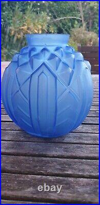 Joli Vase Art Deco Boule Bleu Signe Cla En Parfait Etat Hauteur 20 CM