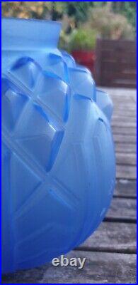 Joli Vase Art Deco Boule Bleu Signe Cla En Parfait Etat Hauteur 20 CM