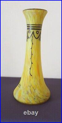 LEGRAS, très joli vase sur fond jaune à décor de lianes stylisées, Art déco