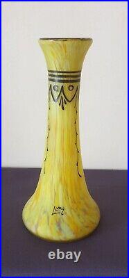 LEGRAS, très joli vase sur fond jaune à décor de lianes stylisées, Art déco