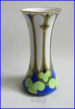 Limoges. Bernardaud. Vase art déco en porcelaine décor polychrome, deb XXe