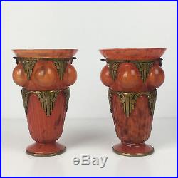 Paire De Vases Epoque Art Deco En Verre Marmoréen Orangé Orné De Bronze
