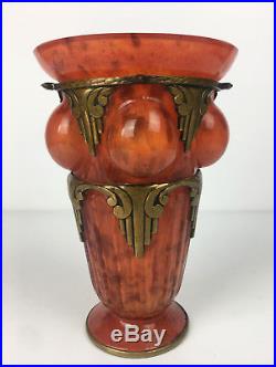 Paire De Vases Epoque Art Deco En Verre Marmoréen Orangé Orné De Bronze