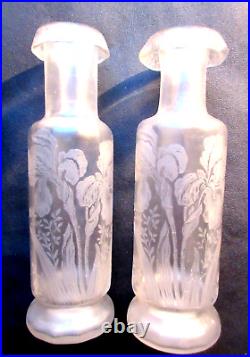 Paire de vases rouleaux, verre incolore gravé d'iris, Art-Déco, Art-Nouveau
