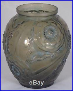 Pierre D'Avesn Beau vase en verre moulé, époque Art Déco, décor de pavots