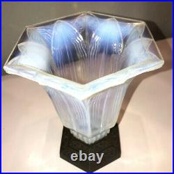 Pierre Davesn. Vase Art-déco en verre opalescent de forme hexagonale