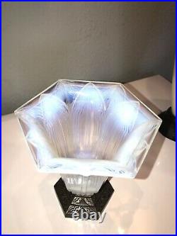 Pierre Davesn. Vase Art-déco en verre opalescent de forme hexagonale