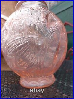 Pierre d'Avesn Vase Art Déco en Verre Moulé Pressé décor aux Nénuphars