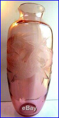 RARE Vase Art Déco signé LEGRAS, verre rose aux oiseaux en vol dégagé à l'acide