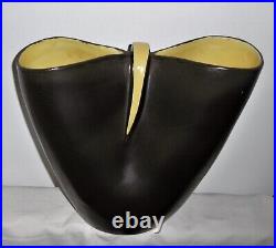 Revernay vers 1950Grand vase biomorphique émail noir et jaune