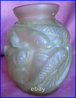 Superbe ancien vase boule art déco en verre moulé pressé teinté décor sardines