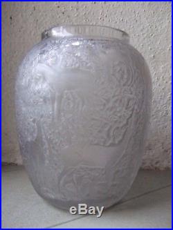 Superbe vase biche en Verre soufflé moulé par René Lalique art déco