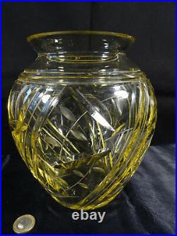 Superbe vase en cristal teinte jaune signé DAUM / NANCY FRANCE art déco