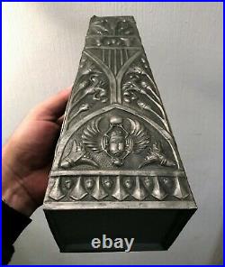 Très beau vase pyramidale art déco en étain repoussé au scarabée égyptien